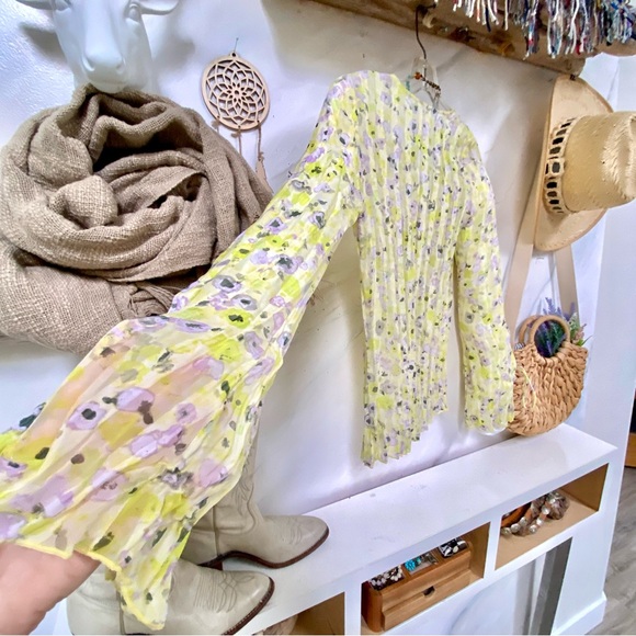 Lemon🍋 fresh sheer pleated Floral boho blouse w shabby chic resort vacay vibe - Picture 10 of 12